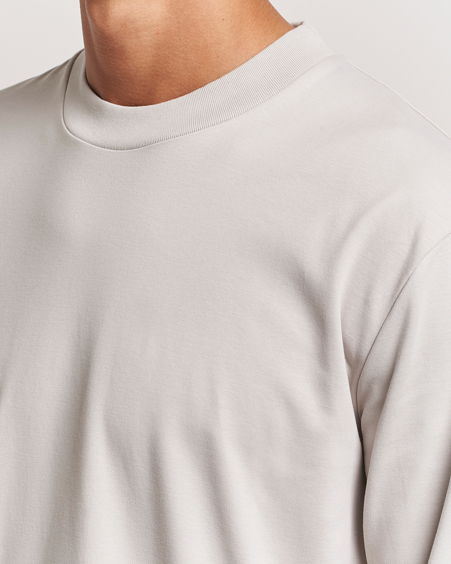Hombres | Camisetas | Sunspel | Heavyweight Mock Neck Long Sleeve T-Shirt Putty