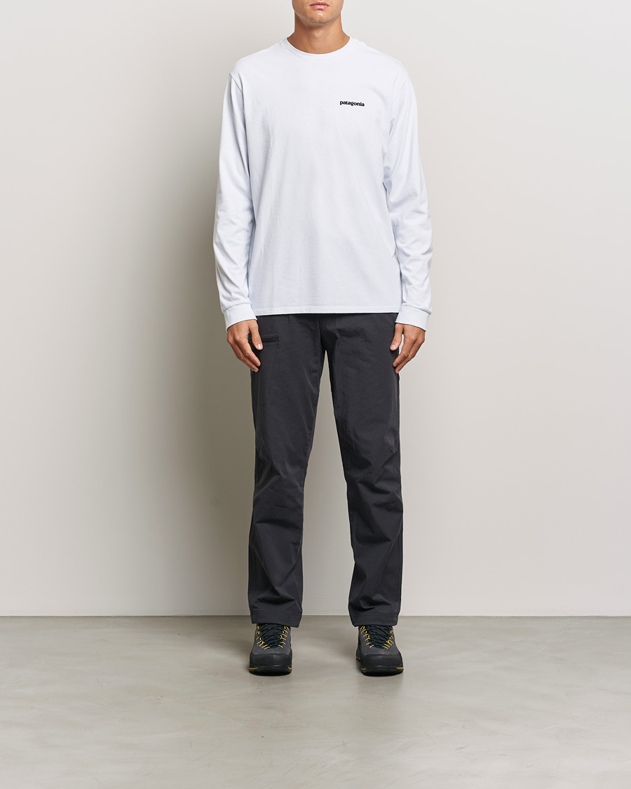 Hombres | Camisetas | Patagonia | P-6 Logo Responsibili LS T-Shirt White