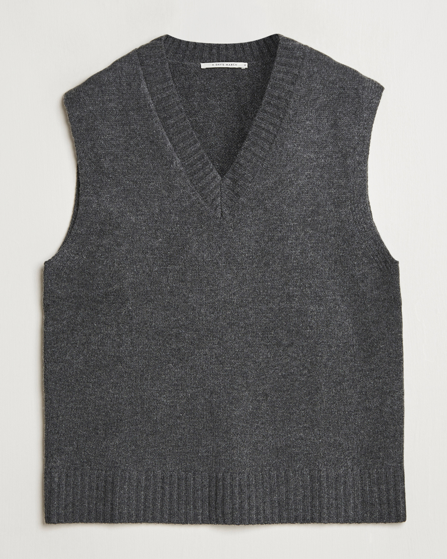 Hombres | Jerséis y prendas de punto | A Day's March | Wigtown Lambswool V-Neck Vest Charcoal