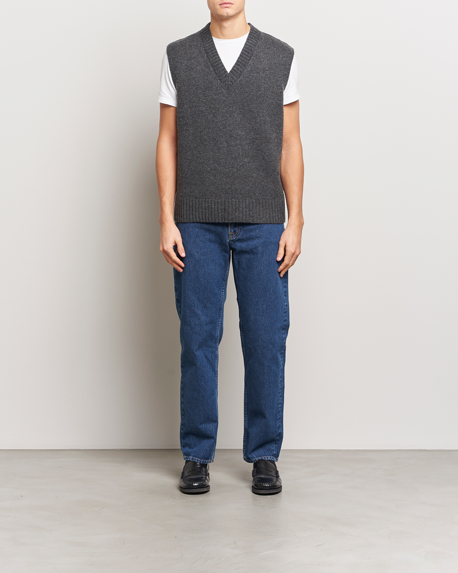 Hombres | Jerséis y prendas de punto | A Day's March | Wigtown Lambswool V-Neck Vest Charcoal