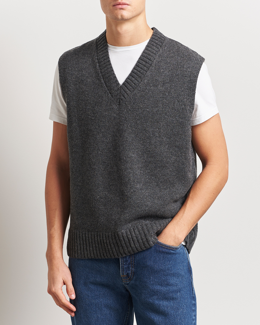 Hombres | Jerséis y prendas de punto | A Day's March | Wigtown Lambswool V-Neck Vest Charcoal