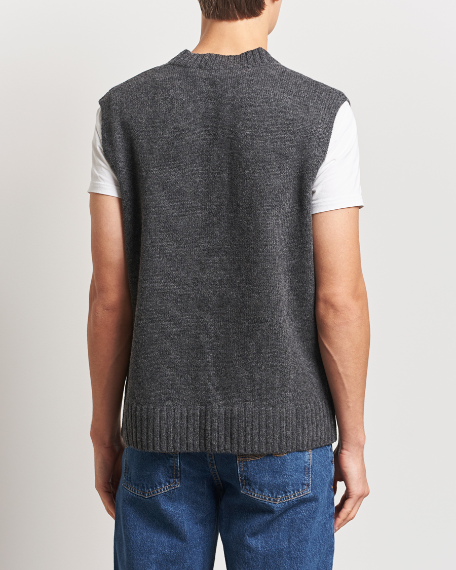 Hombres | Jerséis y prendas de punto | A Day's March | Wigtown Lambswool V-Neck Vest Charcoal