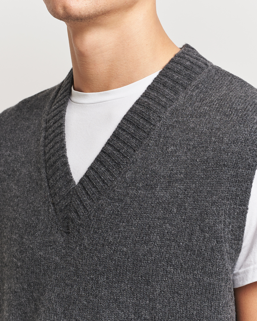 Hombres | Jerséis y prendas de punto | A Day's March | Wigtown Lambswool V-Neck Vest Charcoal