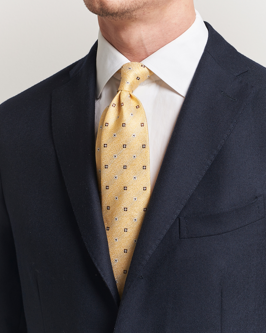 Hombres | Amanda Christensen Silk/Linen Printed Flower 8cm Tie Yellow | Amanda Christensen | Silk/Linen Printed Flower 8cm Tie Yellow