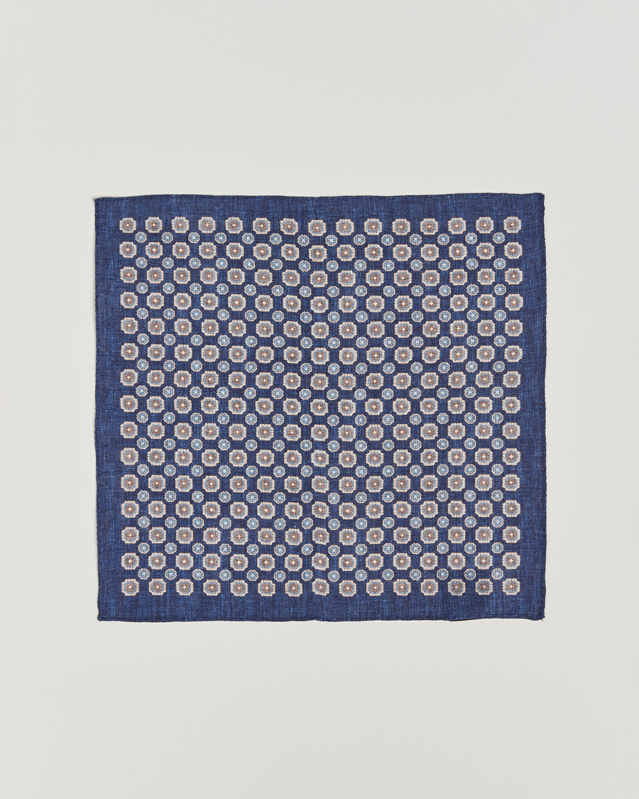 Hombres | Amanda Christensen Linen Printed Medallion Pocket Square Navy | Amanda Christensen | Linen Printed Medallion Pocket Square Navy