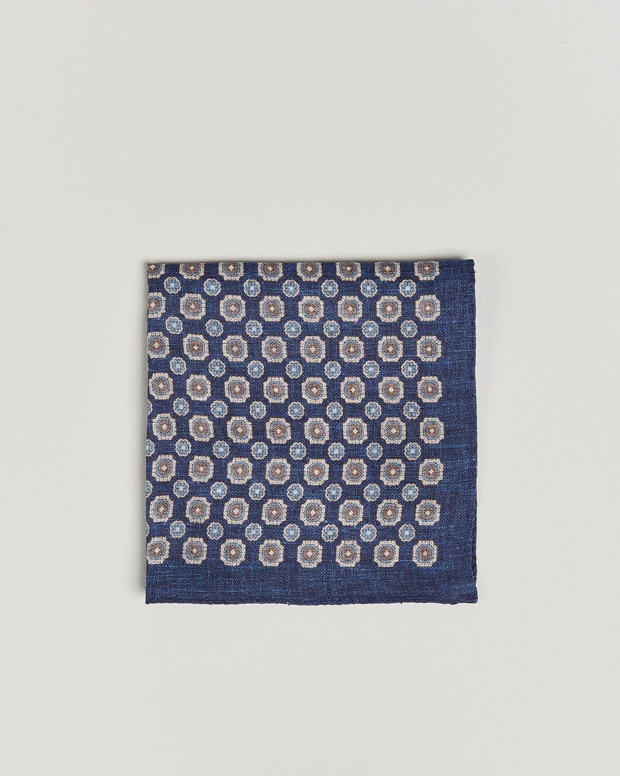 Hombres | Amanda Christensen Linen Printed Medallion Pocket Square Navy | Amanda Christensen | Linen Printed Medallion Pocket Square Navy
