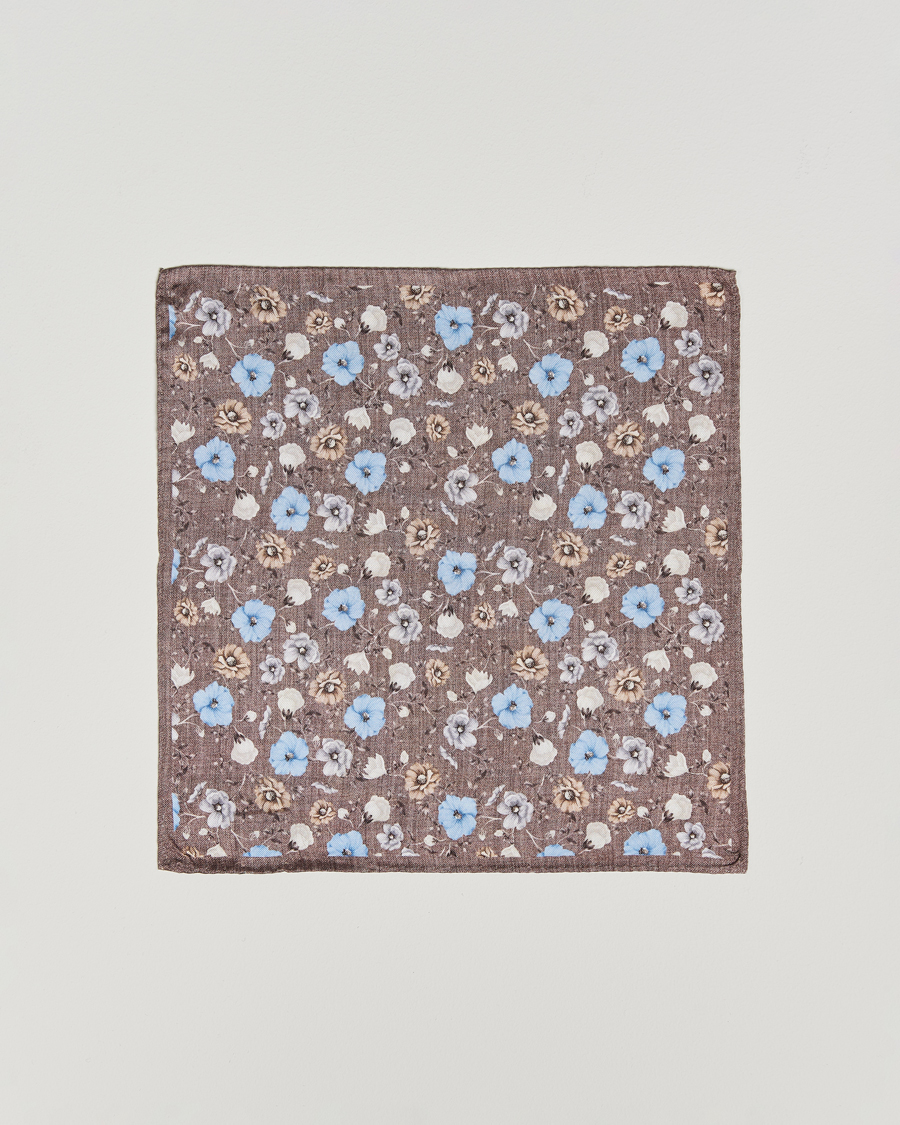 Hombres | Amanda Christensen Silk Oxford Printed Flower Pocket Square Brown | Amanda Christensen | Silk Oxford Printed Flower Pocket Square Brown