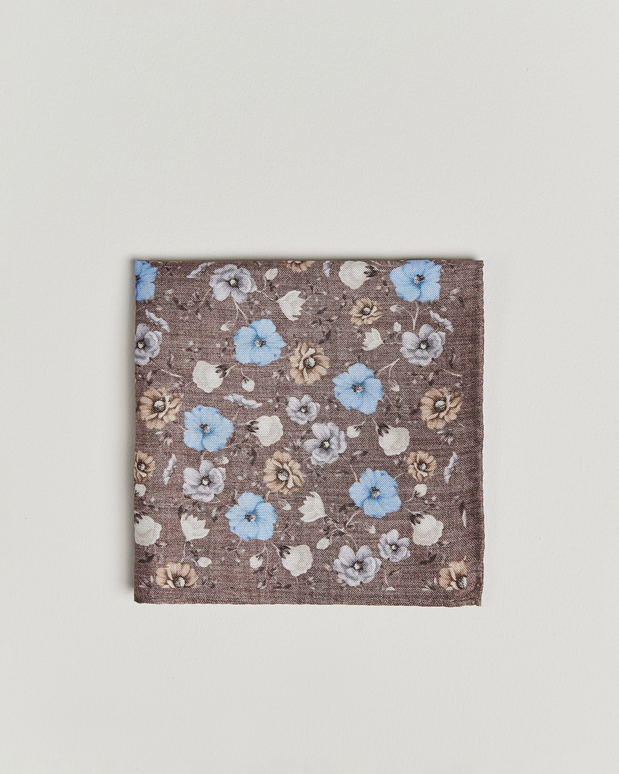 Hombres | Amanda Christensen Silk Oxford Printed Flower Pocket Square Brown | Amanda Christensen | Silk Oxford Printed Flower Pocket Square Brown