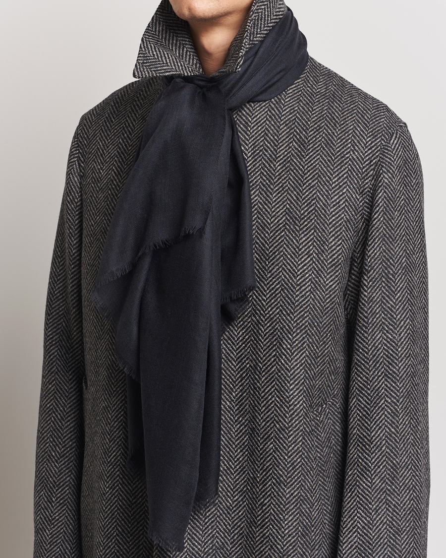 Hombres | Piacenza Cashmere Chic Cashmere Scarf Navy | Piacenza Cashmere | Chic Cashmere Scarf Navy