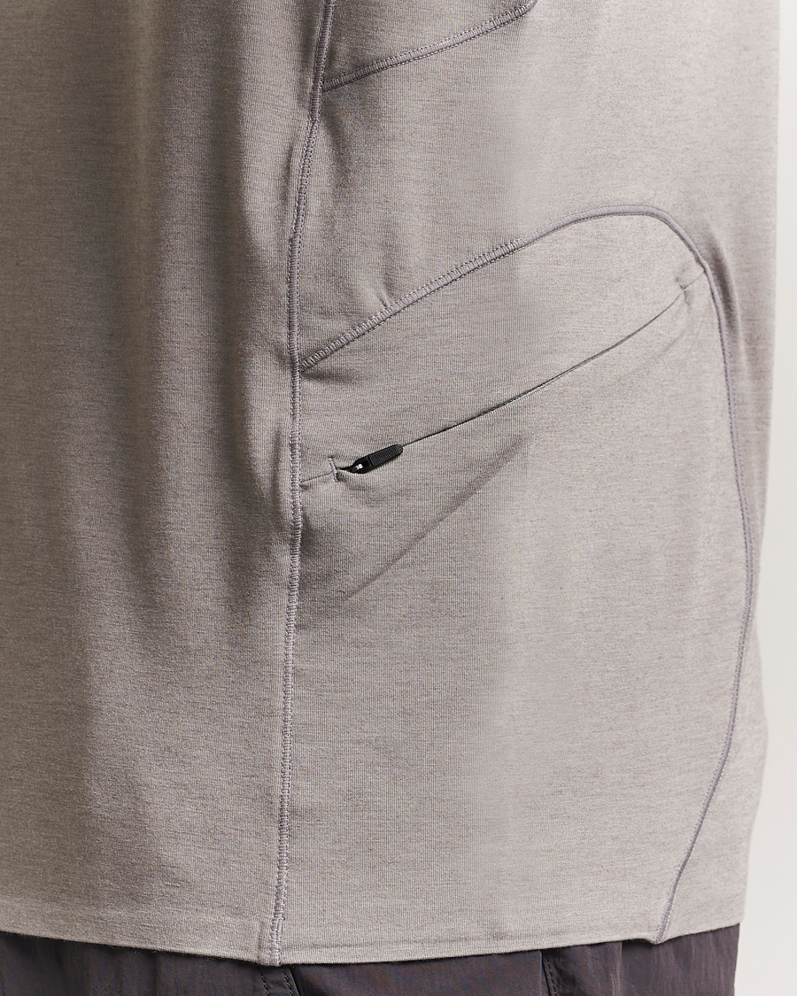 Hombres | Camisetas | Oakley | Latitude Flight Shell T-Shirt Cement