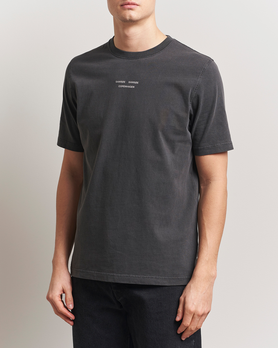 Hombres | Camisetas | Samsøe Samsøe | Marcus Center Logo T Crew Neck T-Shirt Washed Black