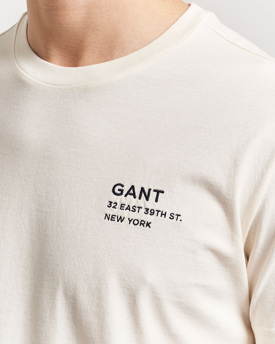 Hombres | Camisetas | GANT | Small Graphic Crew Neck T-Shirt Cream