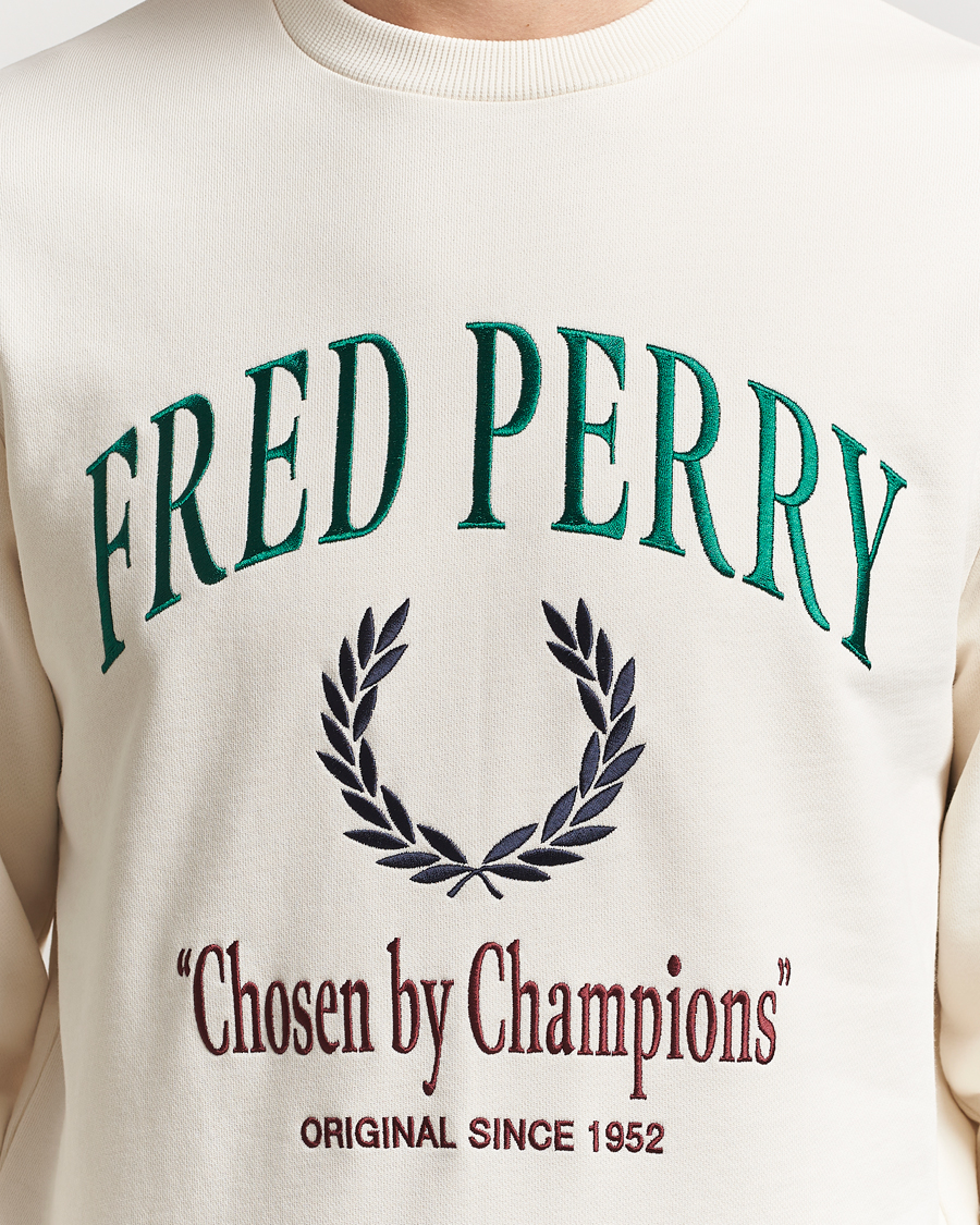 Hombres | Jerséis y prendas de punto | Fred Perry | Embroidered Champion Sweatshirt Ecru