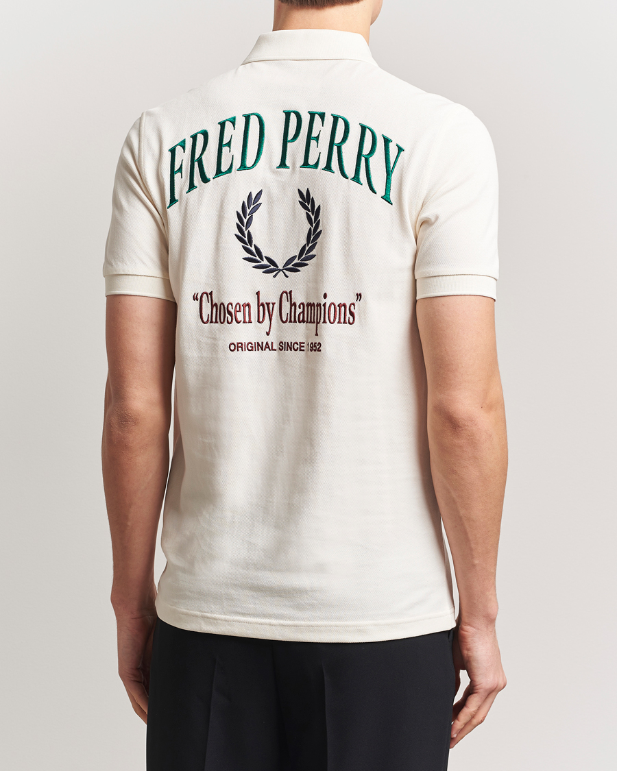 Hombres | Polos | Fred Perry | Clubhouse Embroidered Polo Ecru