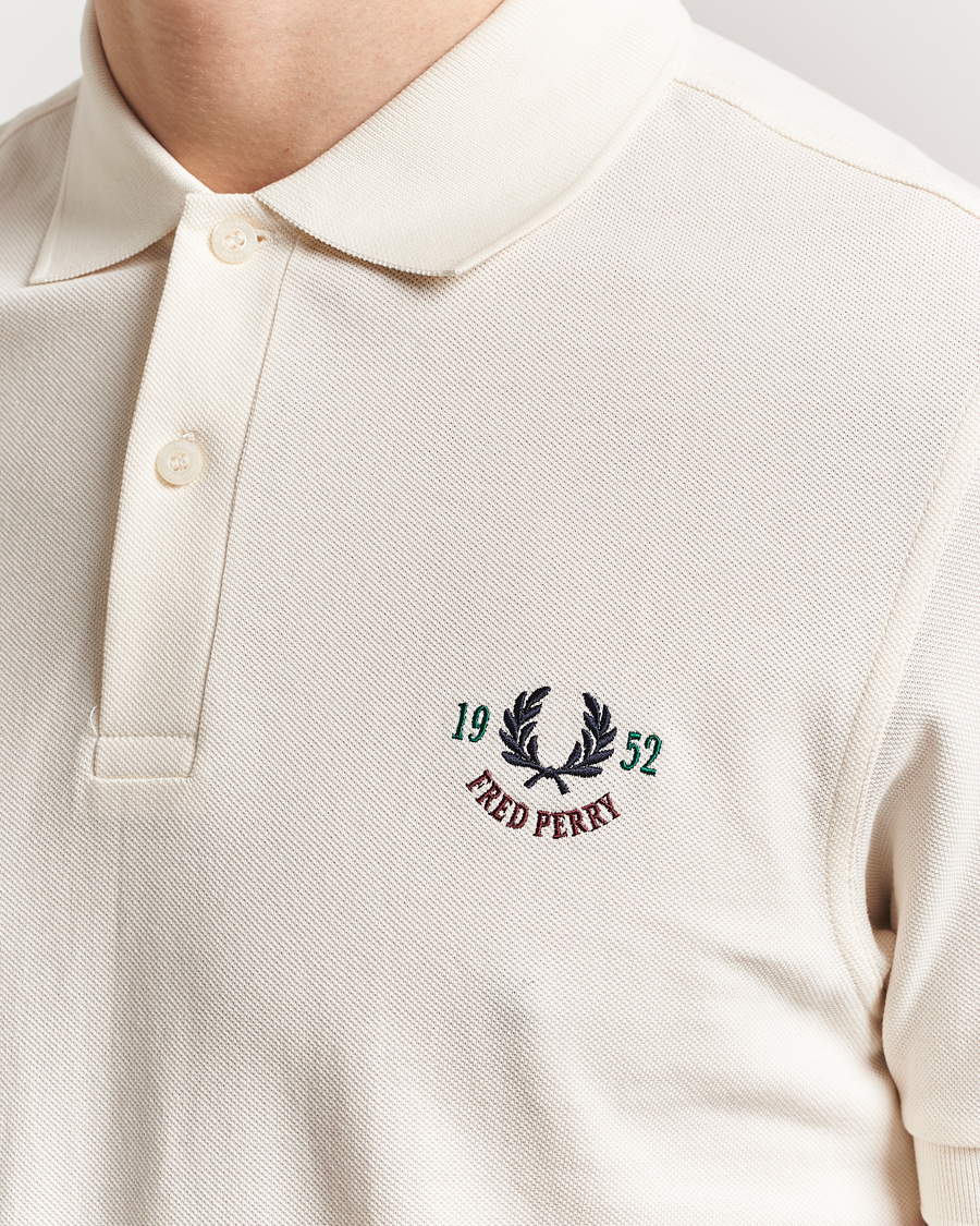 Hombres | Polos | Fred Perry | Clubhouse Embroidered Polo Ecru
