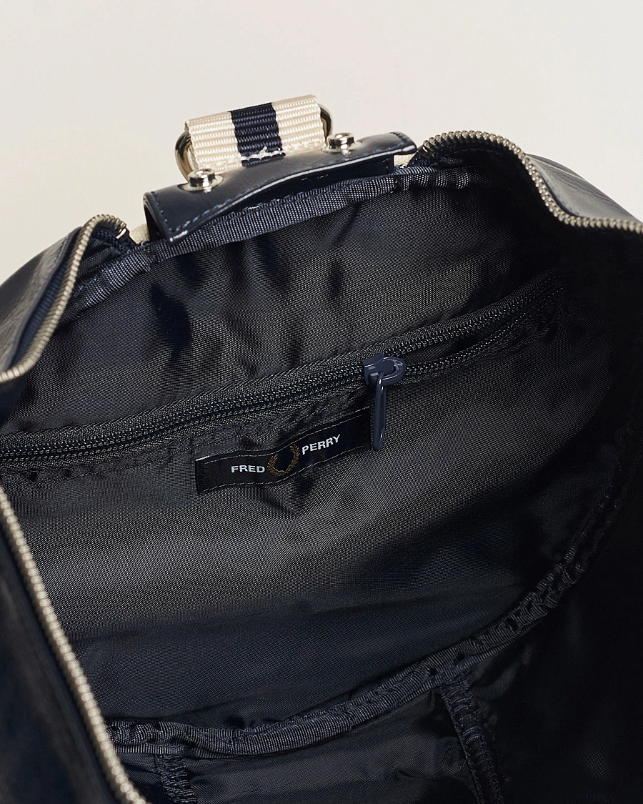 Hombres | Bolsos | Fred Perry | Classic Barrel Bag Navy/Ecru