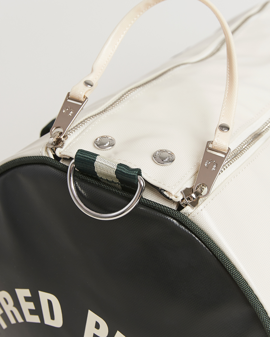 Hombres | Fred Perry Classic Barrel Bag Snow White/Court Green | Fred Perry | Classic Barrel Bag Snow White/Court Green