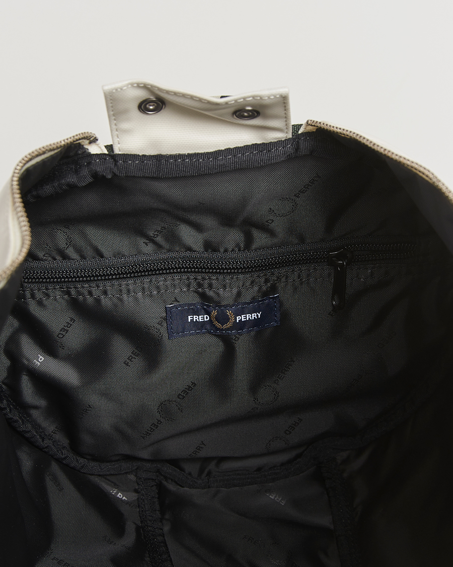 Hombres | Fred Perry Classic Barrel Bag Snow White/Court Green | Fred Perry | Classic Barrel Bag Snow White/Court Green