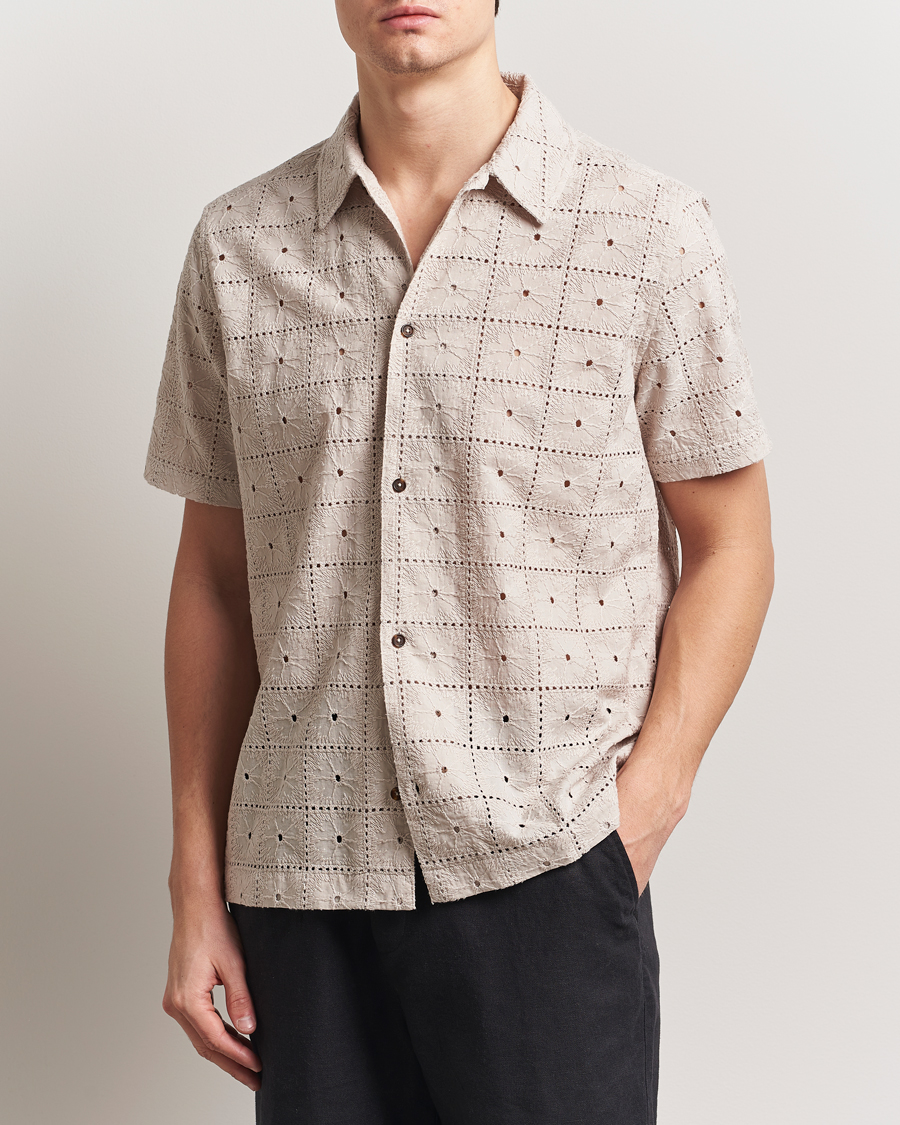 Hombres | Camisas | LES DEUX | Hector Anglaise Short Sleeve Shirt Light Sand