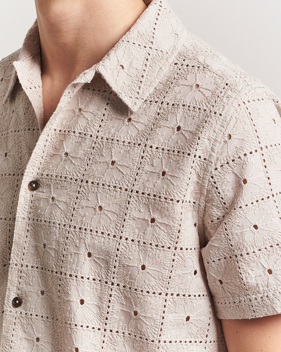 Hombres | Camisas | LES DEUX | Hector Anglaise Short Sleeve Shirt Light Sand