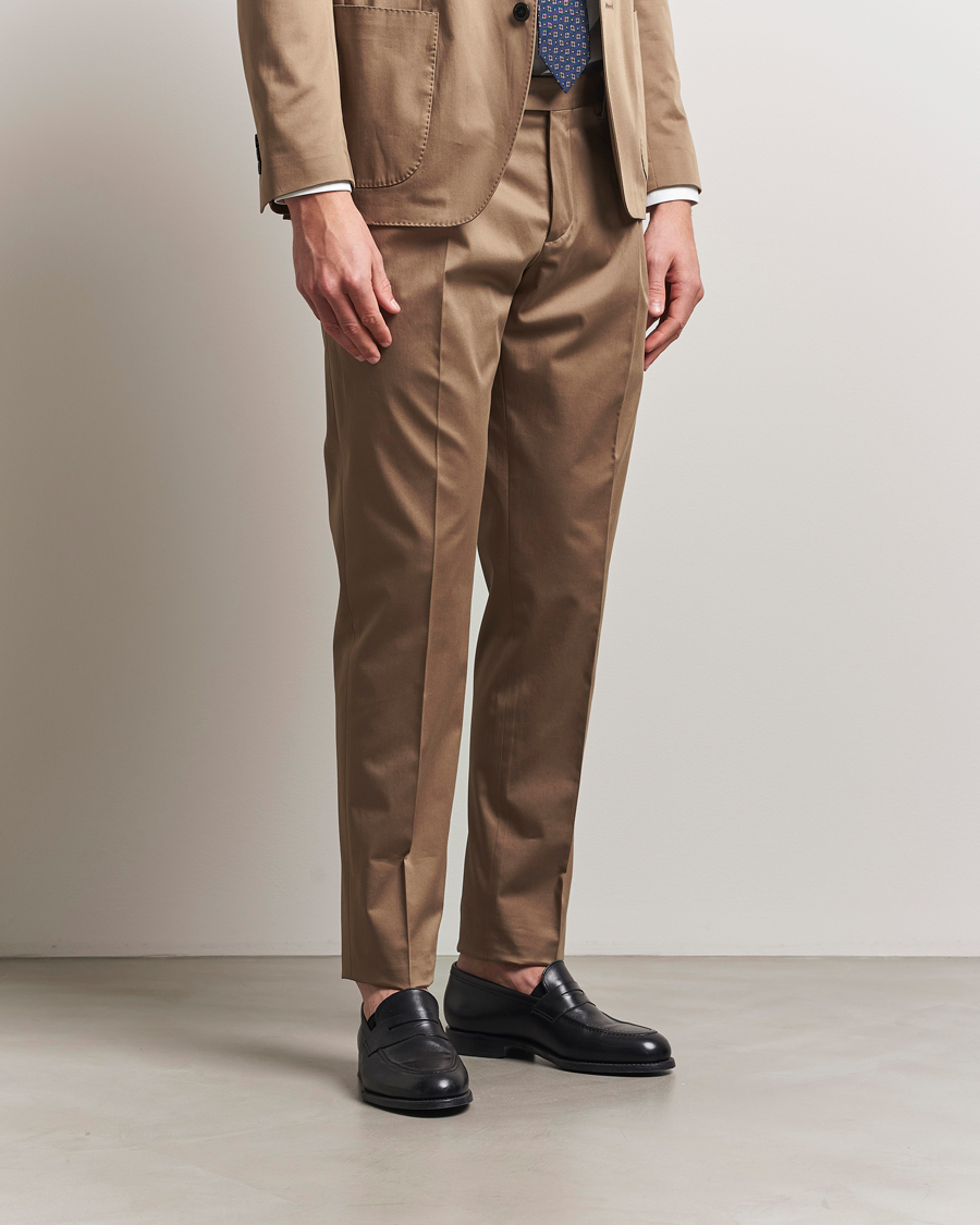 Hombres | Pantalones | Lardini | Pleated Cotton Stretch Trousers Light Brown