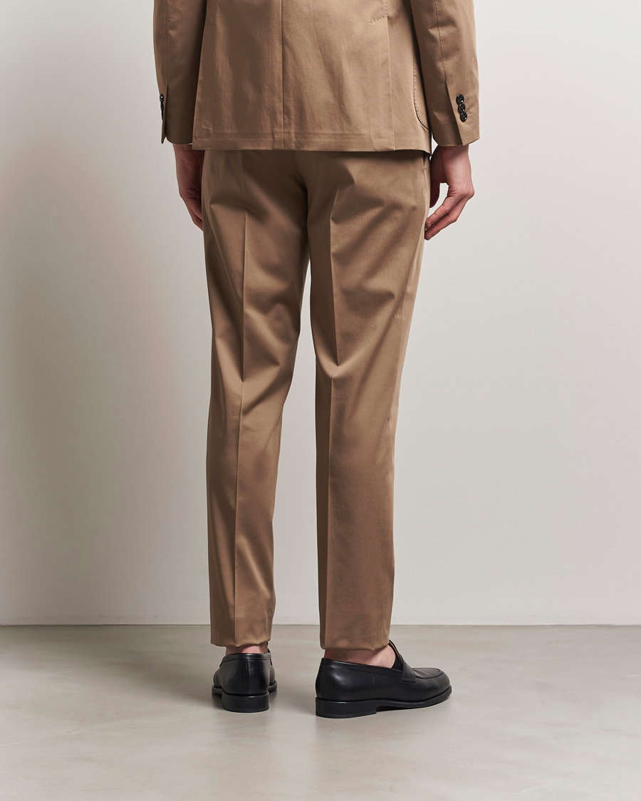 Hombres | Pantalones | Lardini | Pleated Cotton Stretch Trousers Light Brown