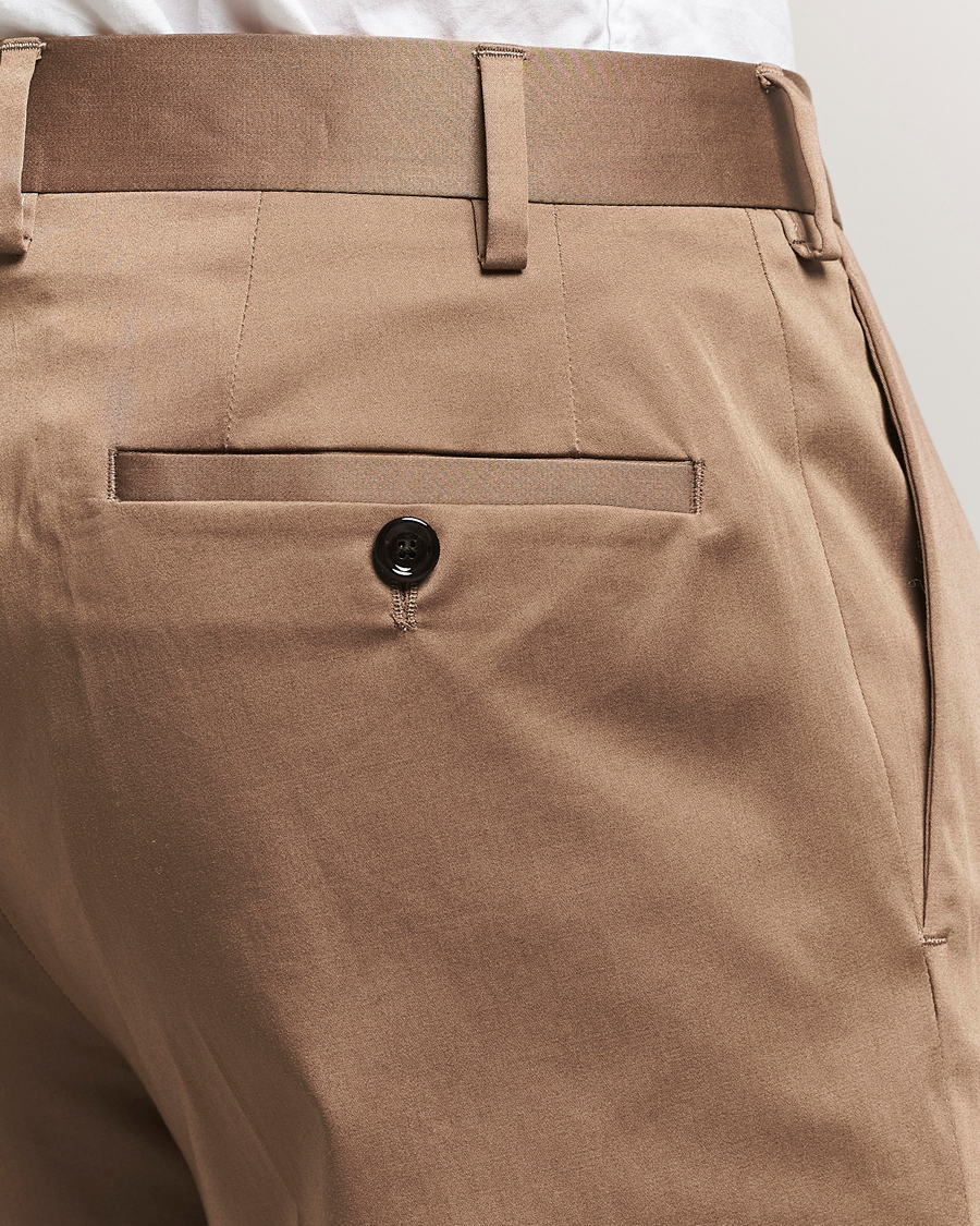 Hombres | Pantalones | Lardini | Pleated Cotton Stretch Trousers Light Brown