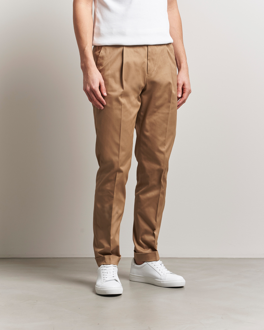 Hombres | Pantalones | Tiger of Sweden | Tenuta Pleated Cotton Trousers Beige
