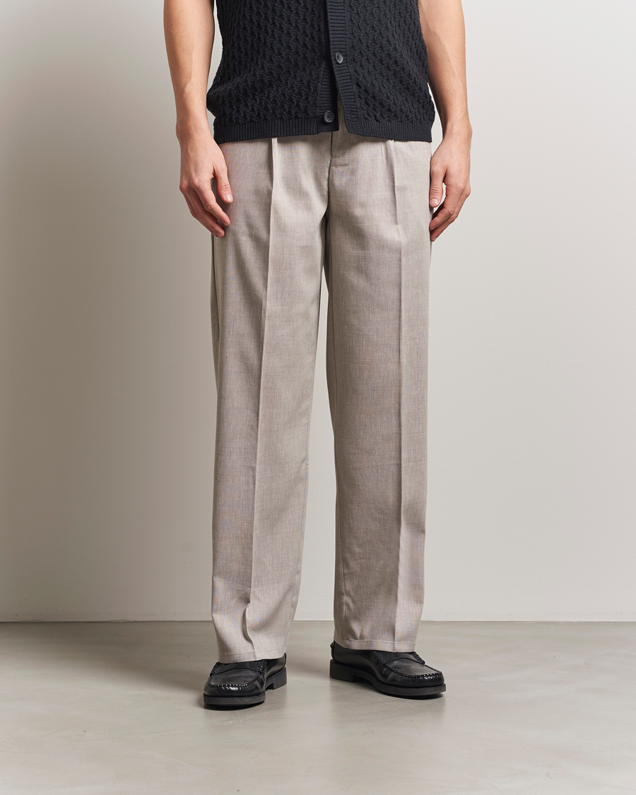 Hombres | Pantalones | LES DEUX | Reece Pleated Slub Suit Pants Light Sand
