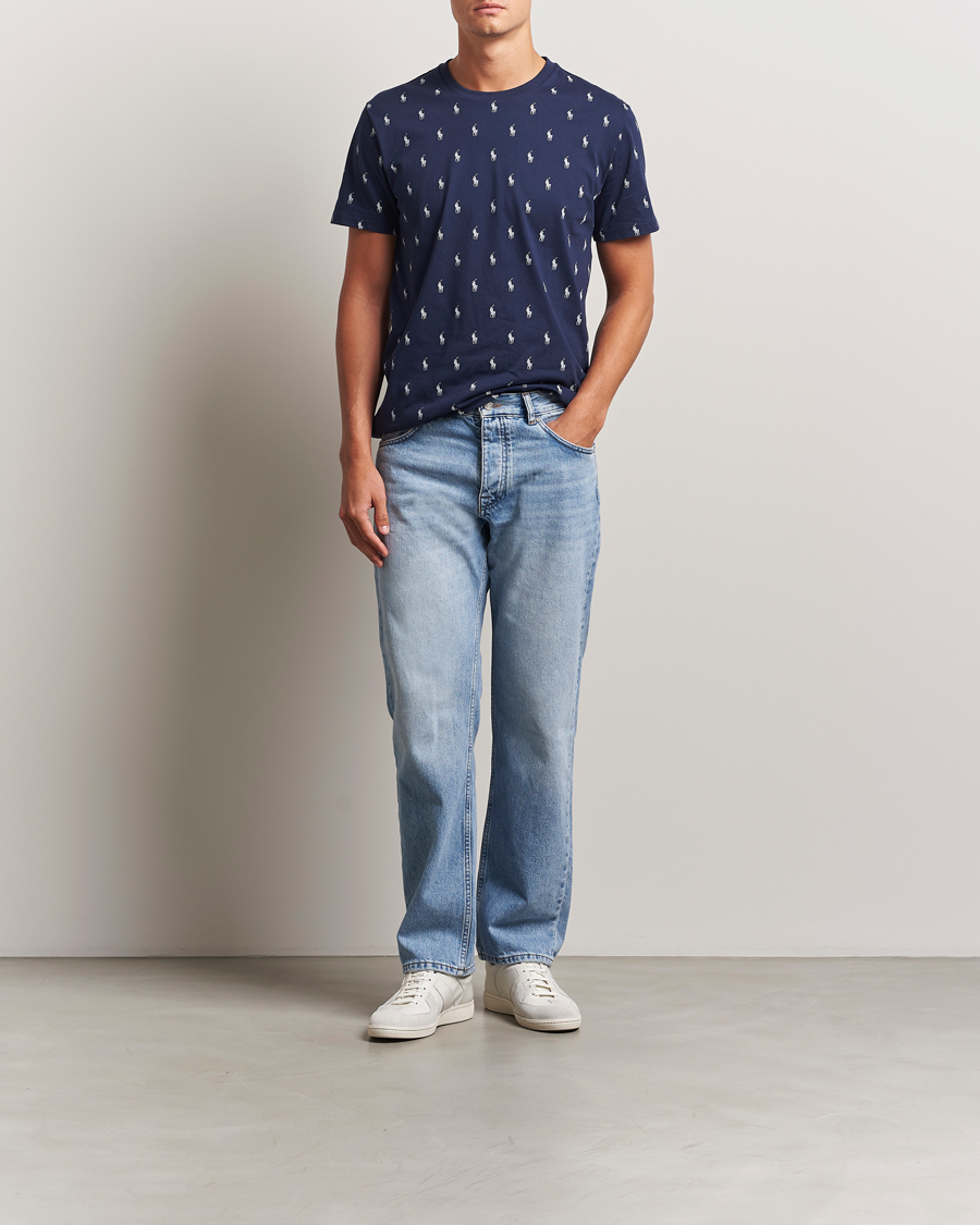 Hombres | Polo Ralph Lauren All over Player Sleeping Tee Cruise Navy | Polo Ralph Lauren | All over Player Sleeping Tee Cruise Navy