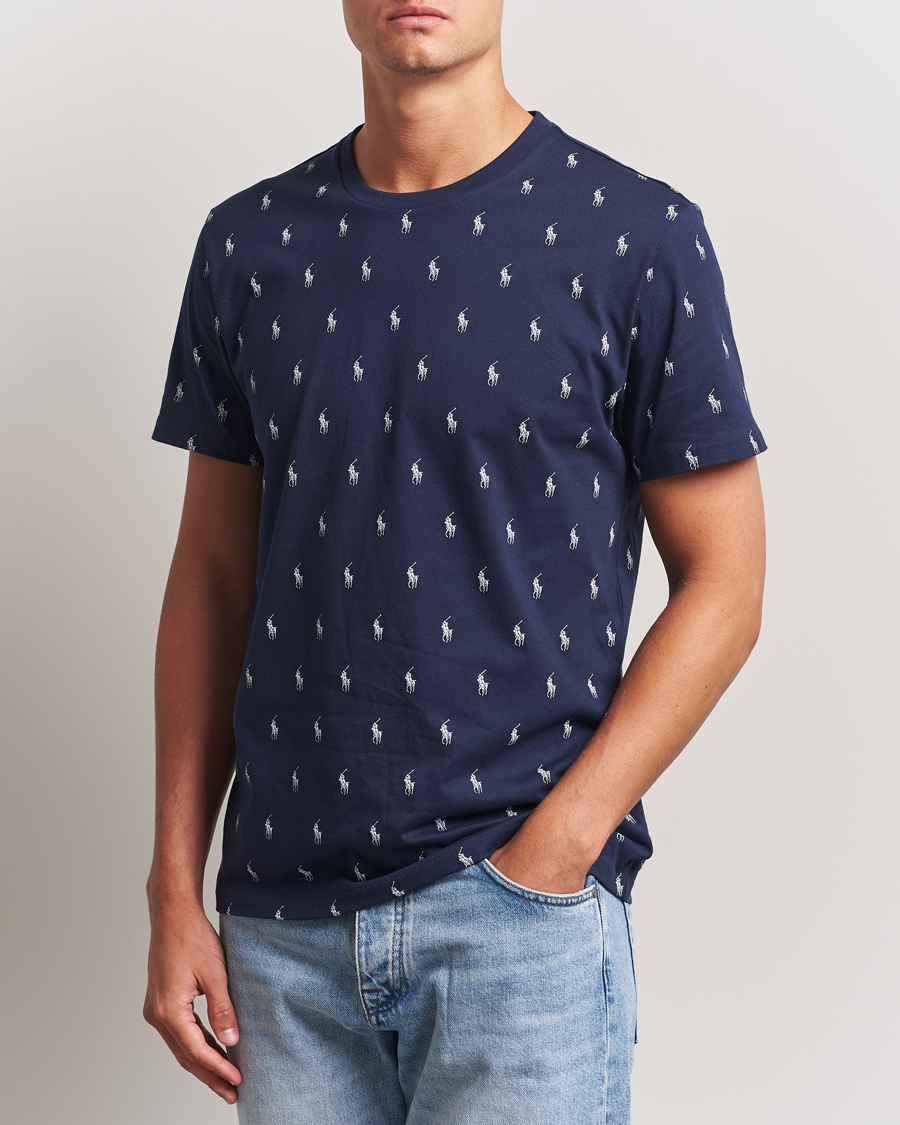 Hombres | Polo Ralph Lauren All over Player Sleeping Tee Cruise Navy | Polo Ralph Lauren | All over Player Sleeping Tee Cruise Navy