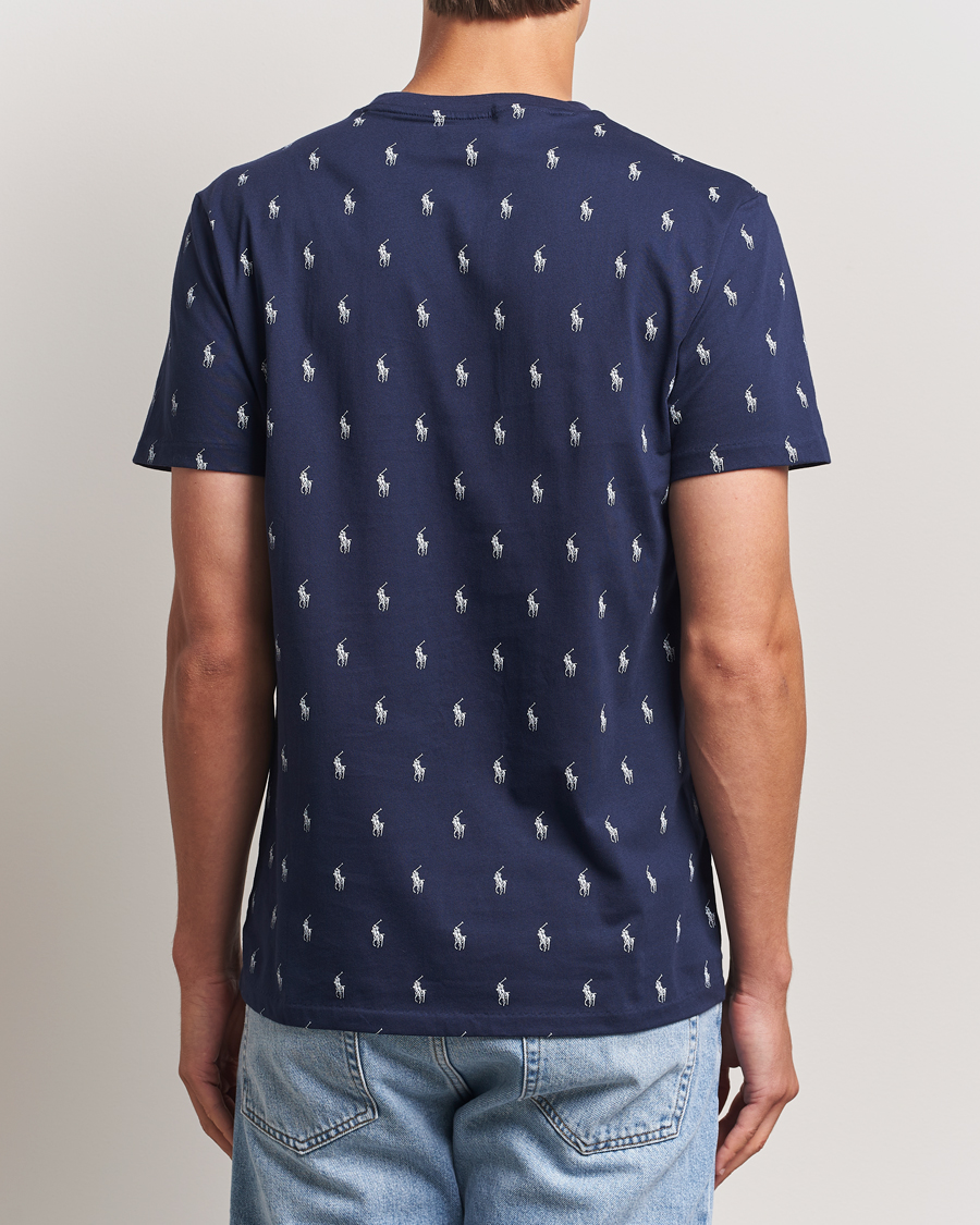 Hombres | Polo Ralph Lauren All over Player Sleeping Tee Cruise Navy | Polo Ralph Lauren | All over Player Sleeping Tee Cruise Navy