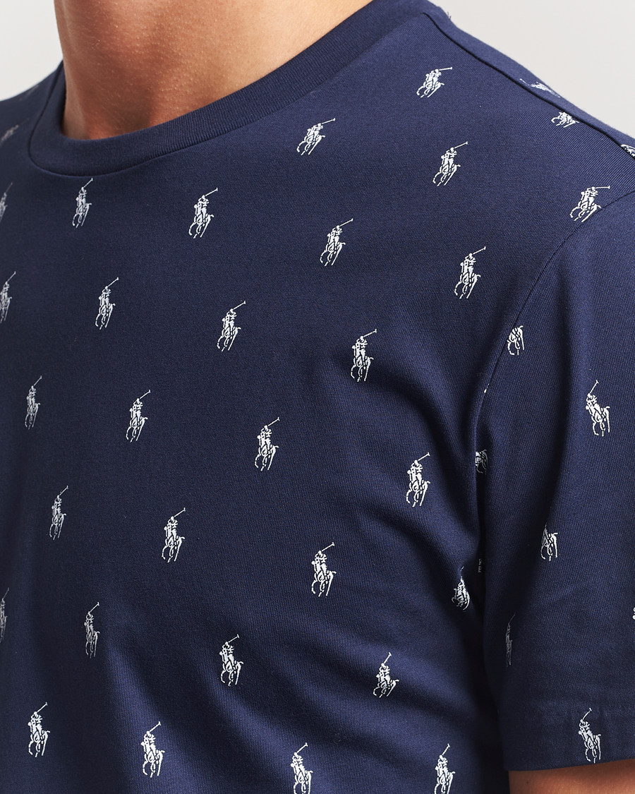 Hombres | Polo Ralph Lauren All over Player Sleeping Tee Cruise Navy | Polo Ralph Lauren | All over Player Sleeping Tee Cruise Navy