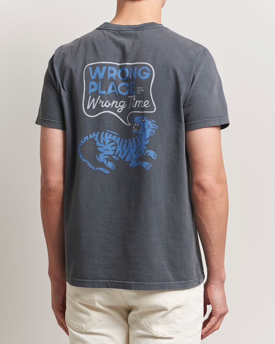 Hombres | Camisetas | Nudie Jeans | Roy Wrong Place T-Shirt Antracite