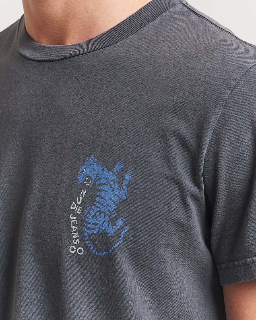 Hombres | Camisetas | Nudie Jeans | Roy Wrong Place T-Shirt Antracite