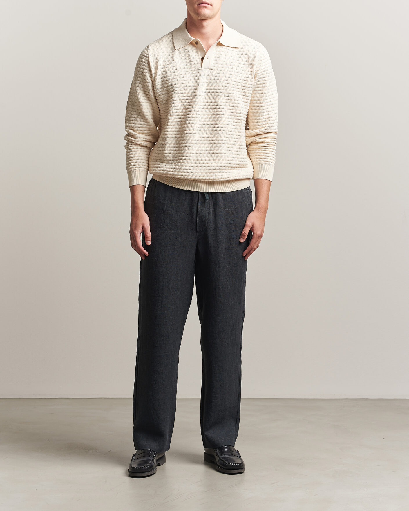 Hombres | Pantalones | A Day's March | Tamiat Linen Drawstring Trousers Black