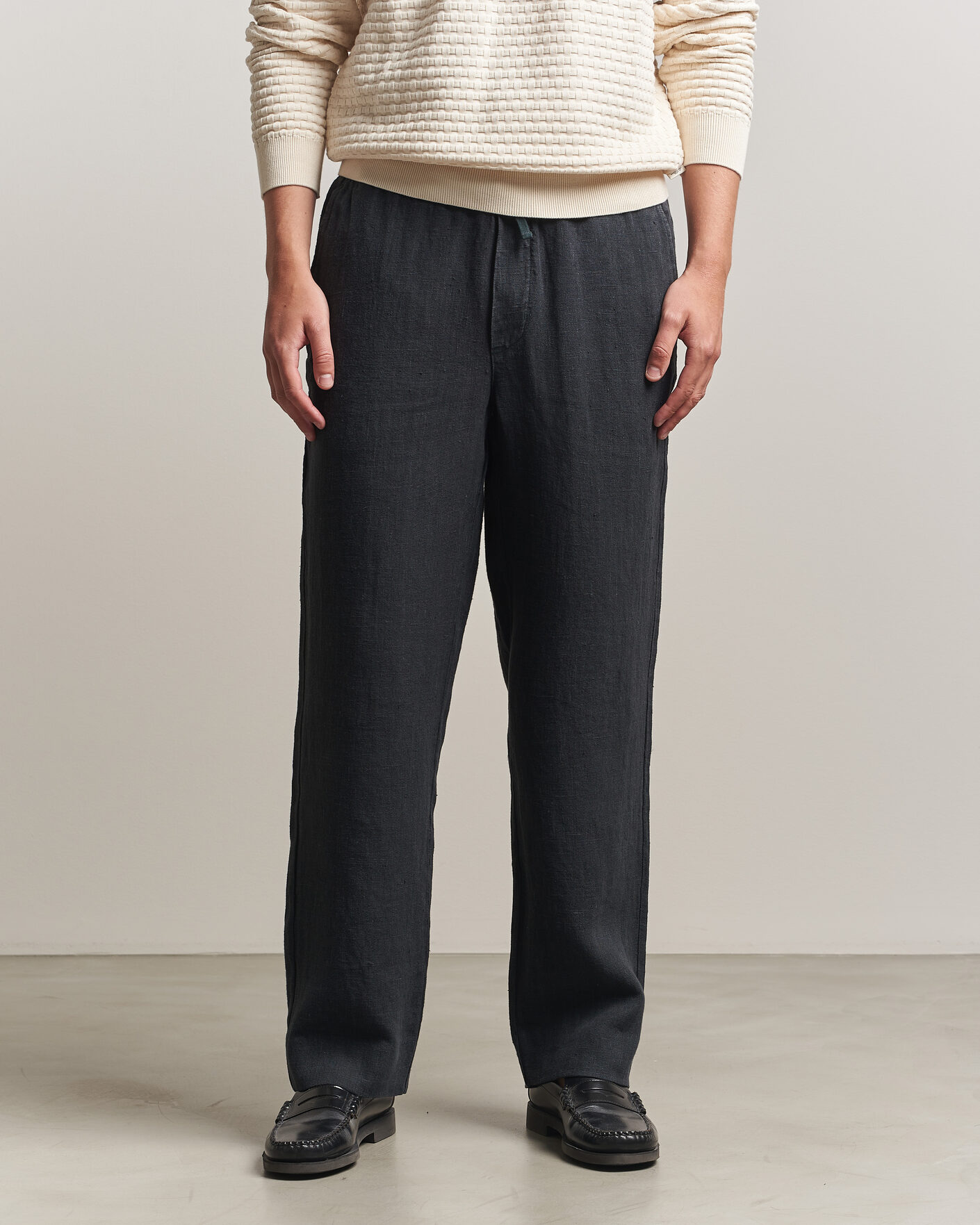 Hombres | Pantalones | A Day's March | Tamiat Linen Drawstring Trousers Black