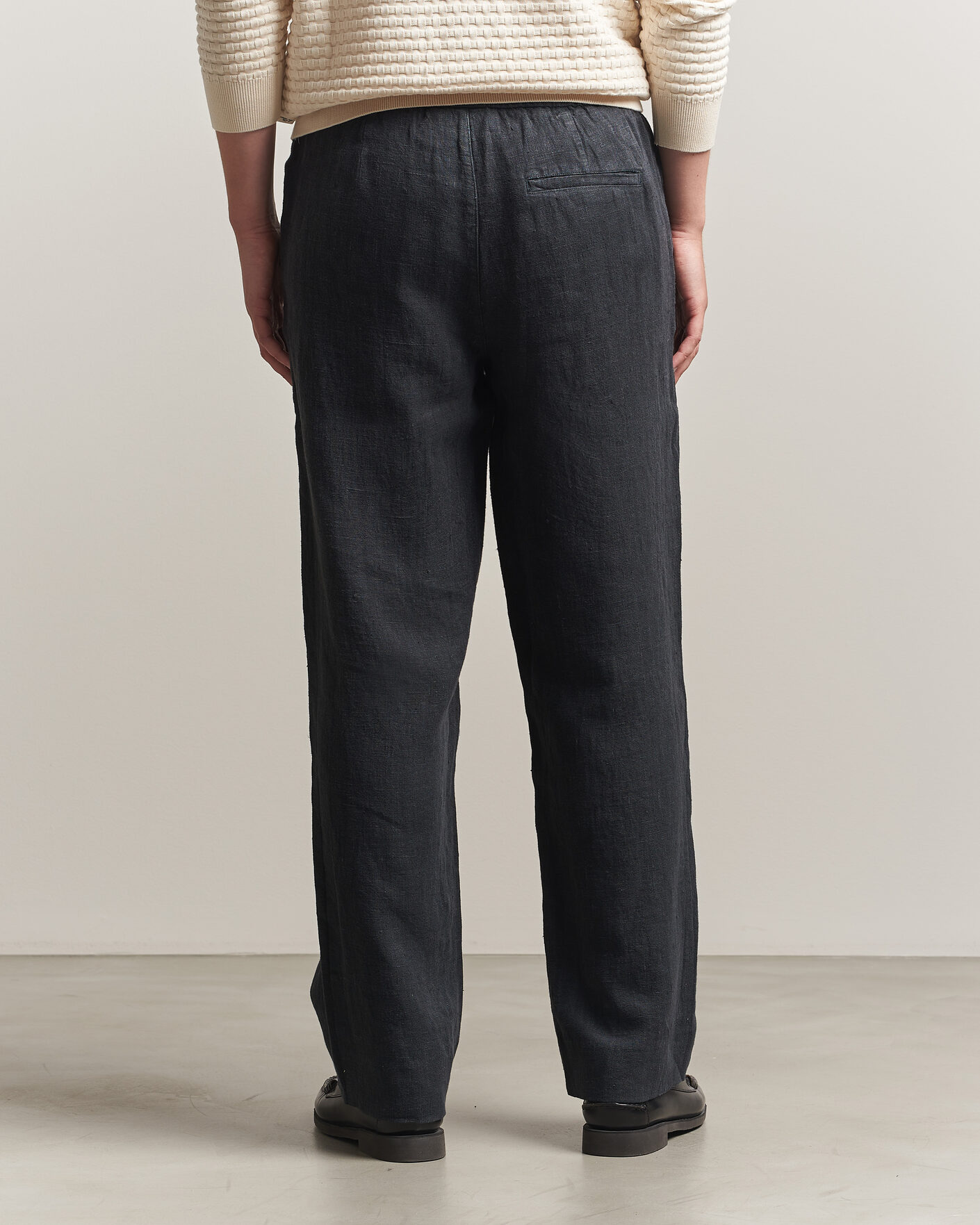Hombres | Pantalones | A Day's March | Tamiat Linen Drawstring Trousers Black