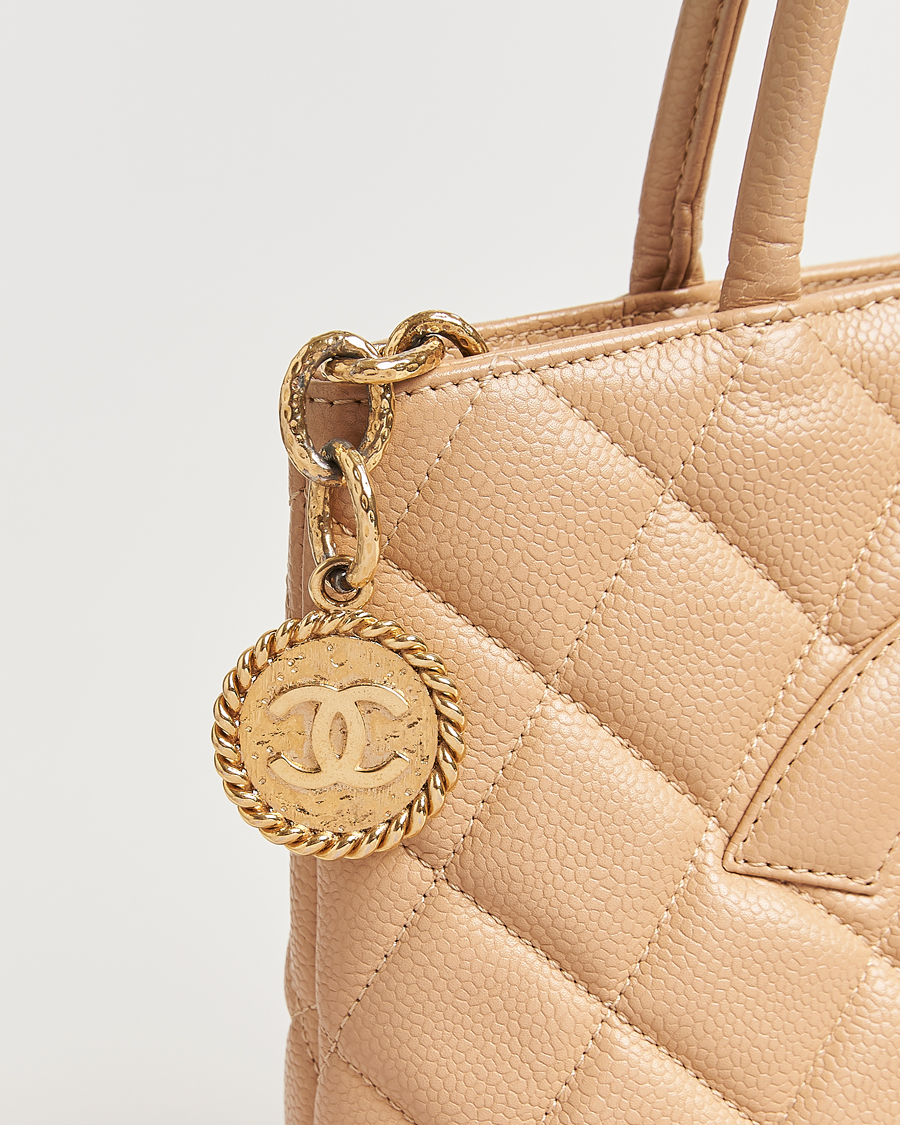 Hombres | Chanel Pre-Owned Medallion Tote Bag Caviar Beige | Chanel Pre-Owned | Medallion Tote Bag Caviar Beige