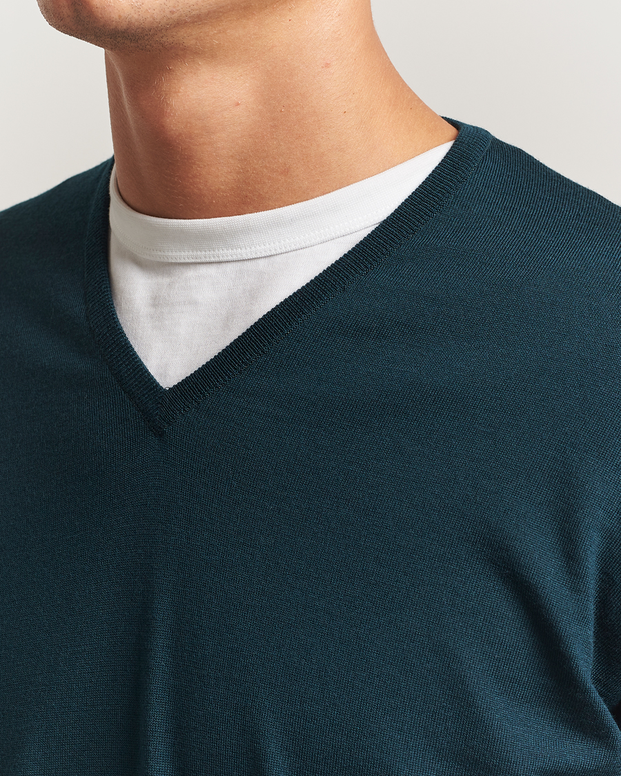 Hombres | Jerséis y prendas de punto | John Smedley | Bobby Extra Fine Merino V-Neck Pullover Richardson Green
