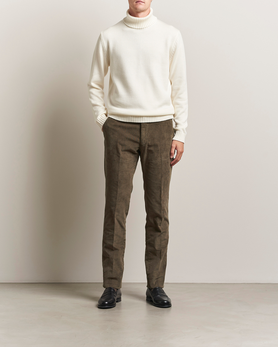 Hombres | Pantalones | Incotex | Slim Fit Baby Corduroy Trousers Taupe