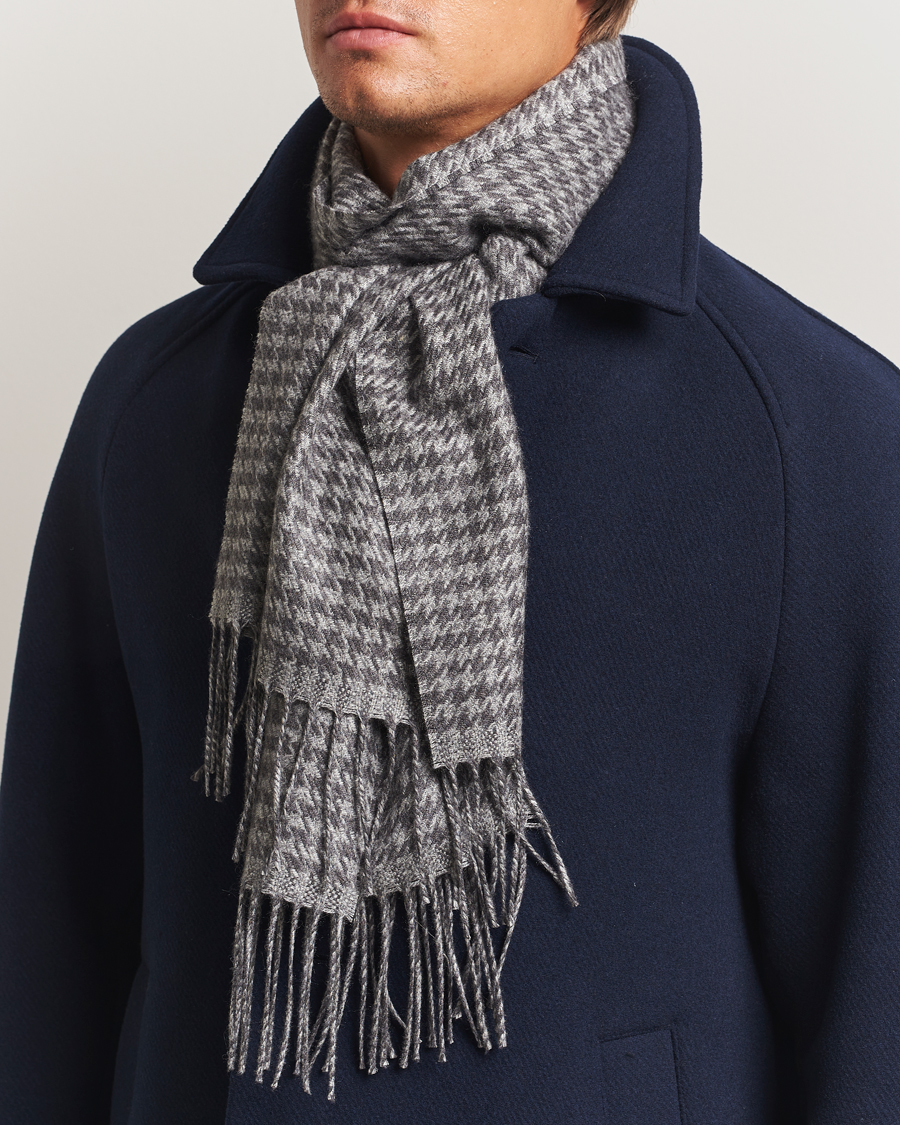 Hombres | Piacenza Cashmere Cashmere/Silk Houndstooth Scarf Light Grey | Piacenza Cashmere | Cashmere/Silk Houndstooth Scarf Light Grey