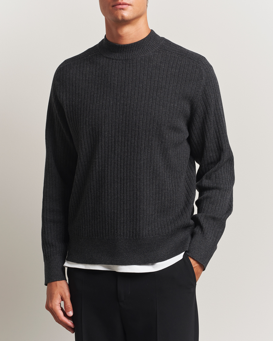 Hombres | Jerséis y prendas de punto | Filippa K | Cotton Merino Knitted Mock Neck Sweater Anthracite Melange