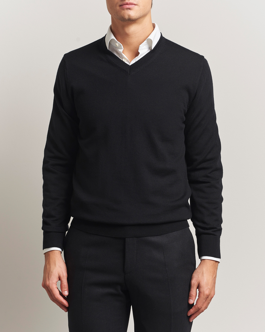 Hombres | Jerséis y prendas de punto | Charles Tyrwhitt | Pure Merino V-Neck Jumper Black