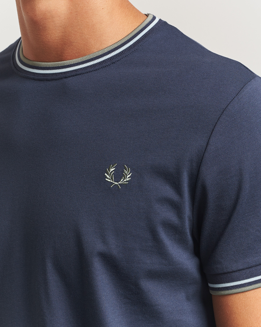 Hombres | Camisetas | Fred Perry | Twin Tipped T-Shirt Dark Airforce
