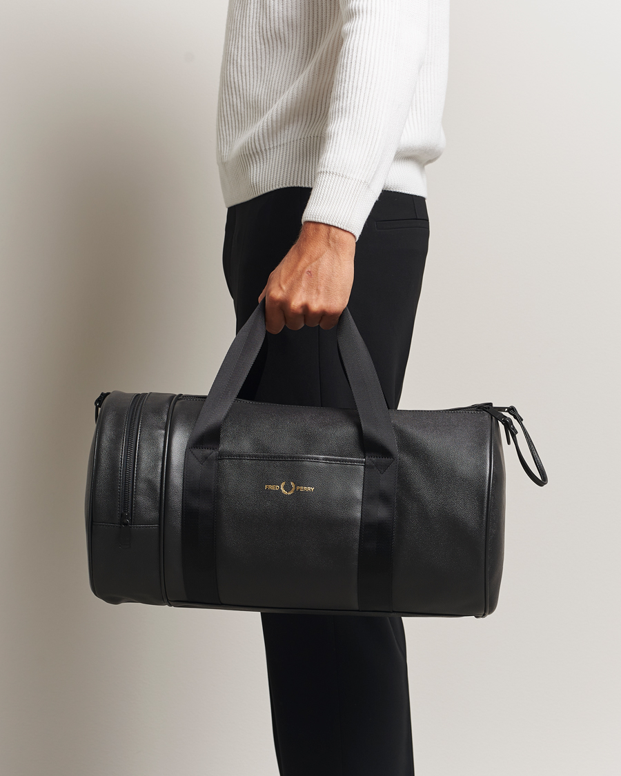 Hombres | Fred Perry Scotch Grain Leather Barrel Bag Black | Fred Perry | Scotch Grain Leather Barrel Bag Black