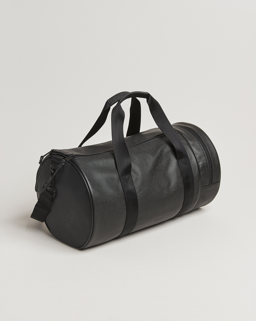 Hombres | Fred Perry Scotch Grain Leather Barrel Bag Black | Fred Perry | Scotch Grain Leather Barrel Bag Black