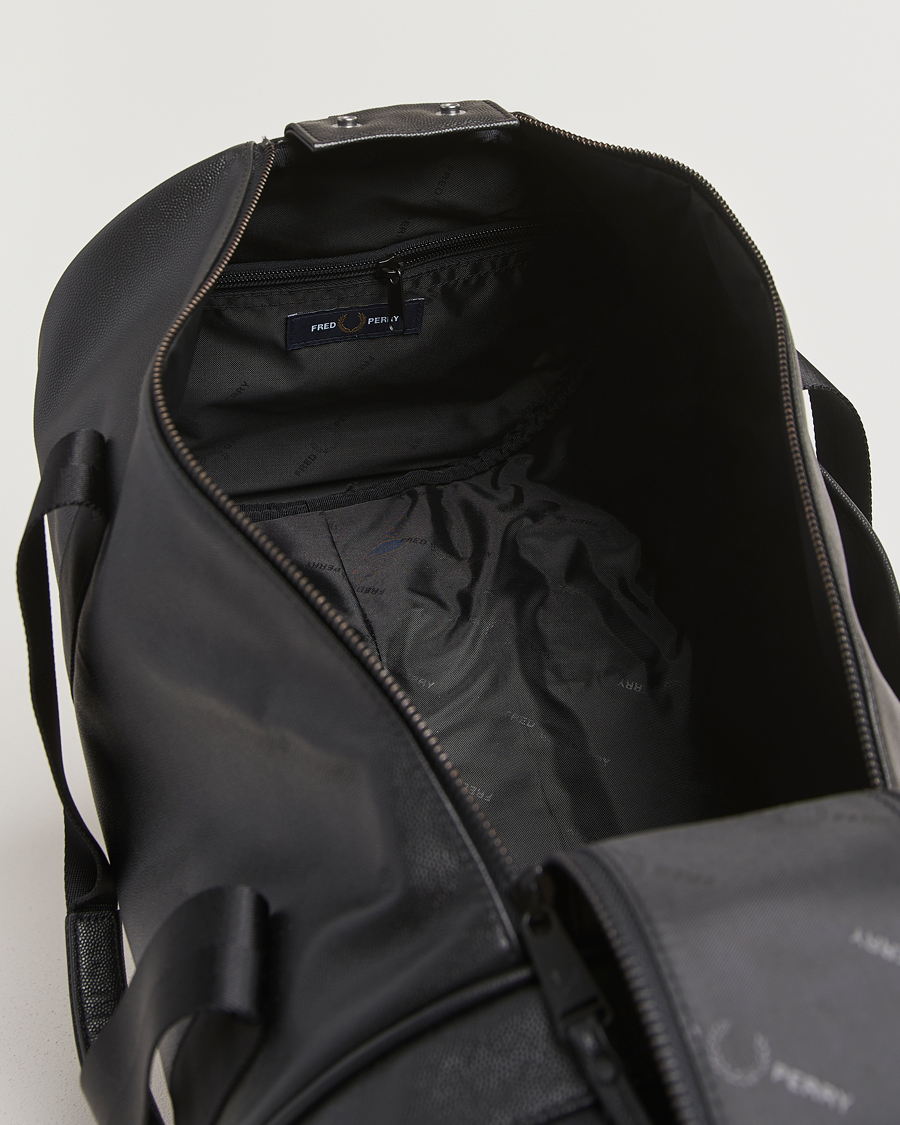 Hombres | Fred Perry Scotch Grain Leather Barrel Bag Black | Fred Perry | Scotch Grain Leather Barrel Bag Black