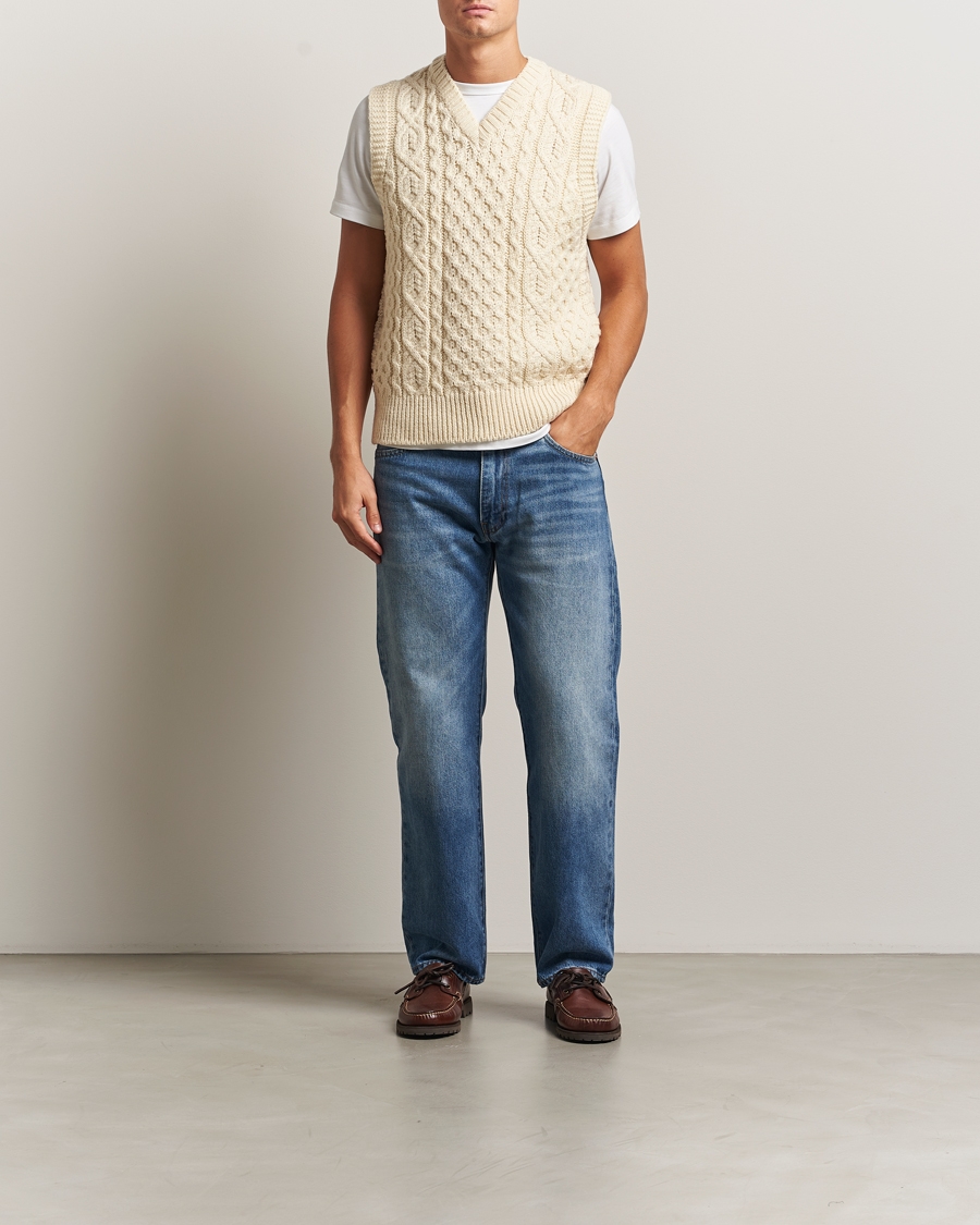 Hombres | Jerséis y prendas de punto | Peregrine | Hudson Wool Aran Knitted Vest Ecru