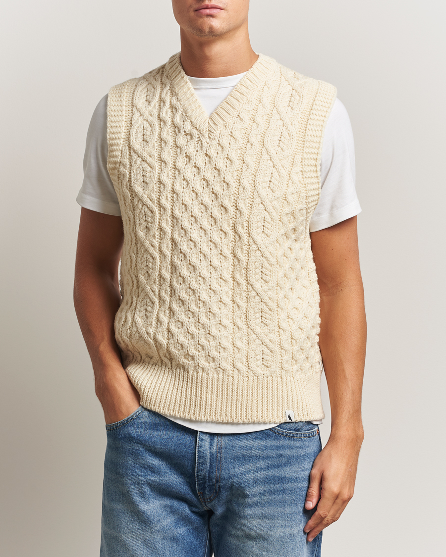 Hombres | Jerséis y prendas de punto | Peregrine | Hudson Wool Aran Knitted Vest Ecru